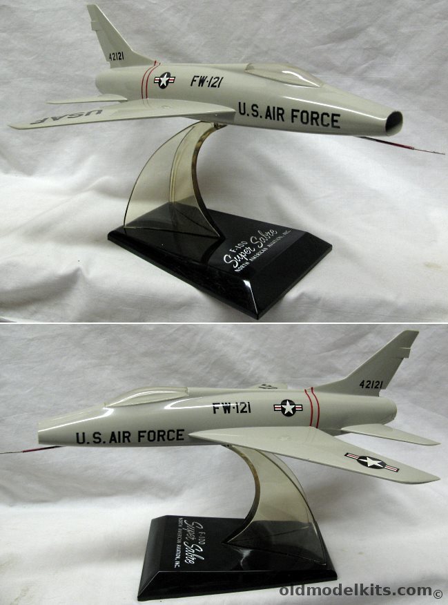 Topping Topping F-100 Sabre Jet With Stand plastic model kit